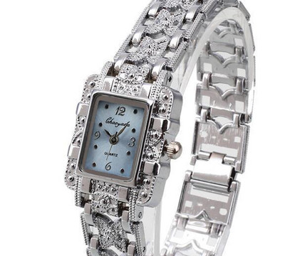 Modern női karóra díszkövekkel, öt színben