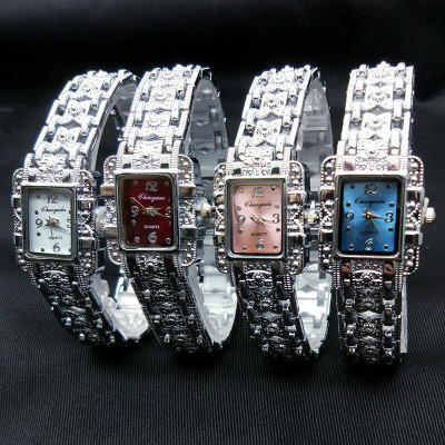 Modern női karóra díszkövekkel, öt színben