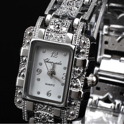 Modern női karóra díszkövekkel, öt színben