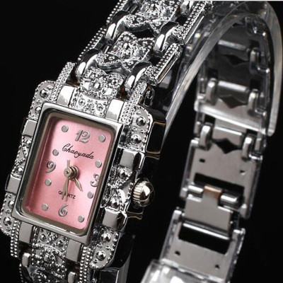 Modern női karóra díszkövekkel, öt színben
