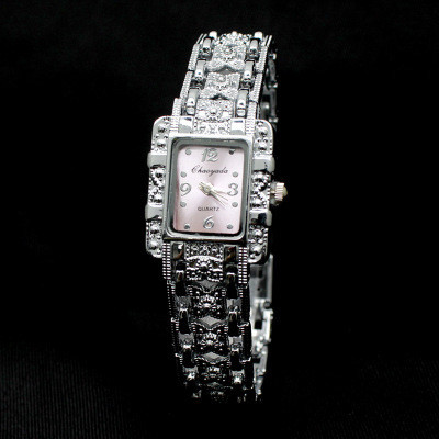 Modern női karóra díszkövekkel, öt színben