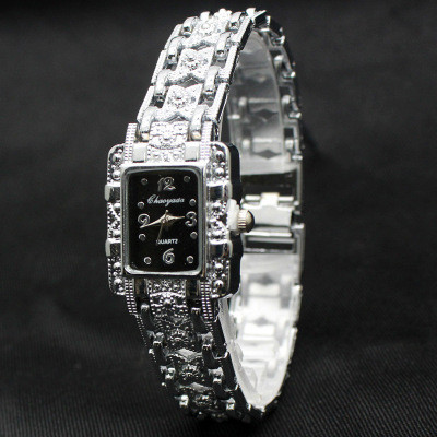 Modern női karóra díszkövekkel, öt színben