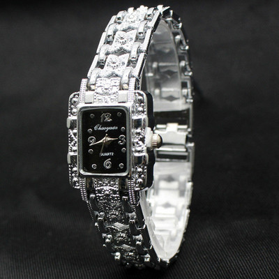 Modern női karóra díszkövekkel, öt színben