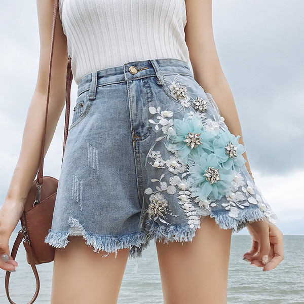 HIT Aktuális női rövidnadrág 3D elemmel, világos színben