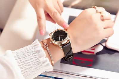 Γυναικείο ρολόι με  δερμάτινα λουριά σε έξι χρώματα