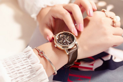 Γυναικείο ρολόι με  δερμάτινα λουριά σε έξι χρώματα