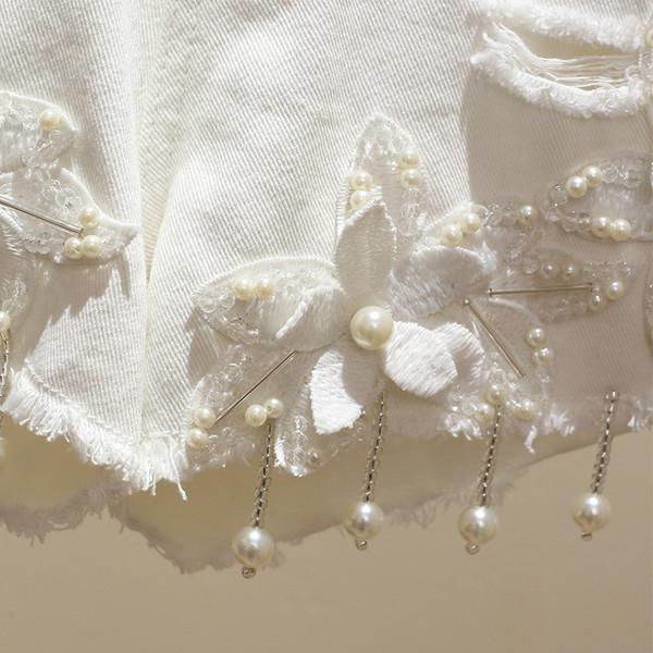 Γυναικεία σορτς σε δύο χρώματα με φυτικά μοτίβα