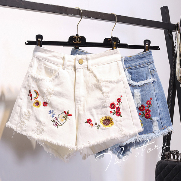 Modern női rövidnadrág két színben virágos motívumokkal