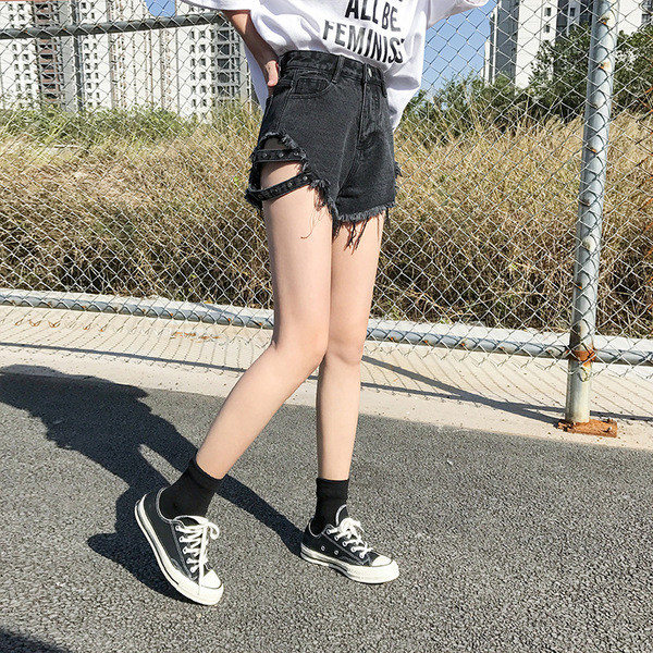 Aktuális női rövidnadrág két színben, magas derékkal