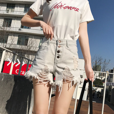 Modern női rövidnadrág szakadt motívumokkal, magas derékkal