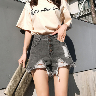 Modern női rövidnadrág szakadt motívumokkal, magas derékkal