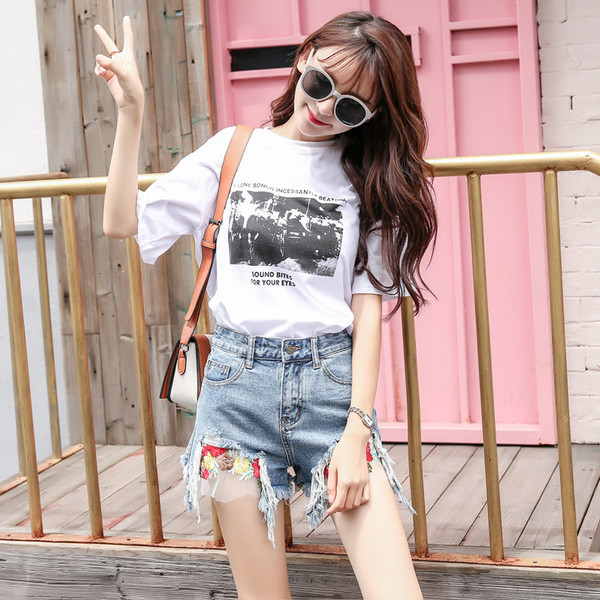 Aktuális női rövidnadrág két színben, hímzéssel