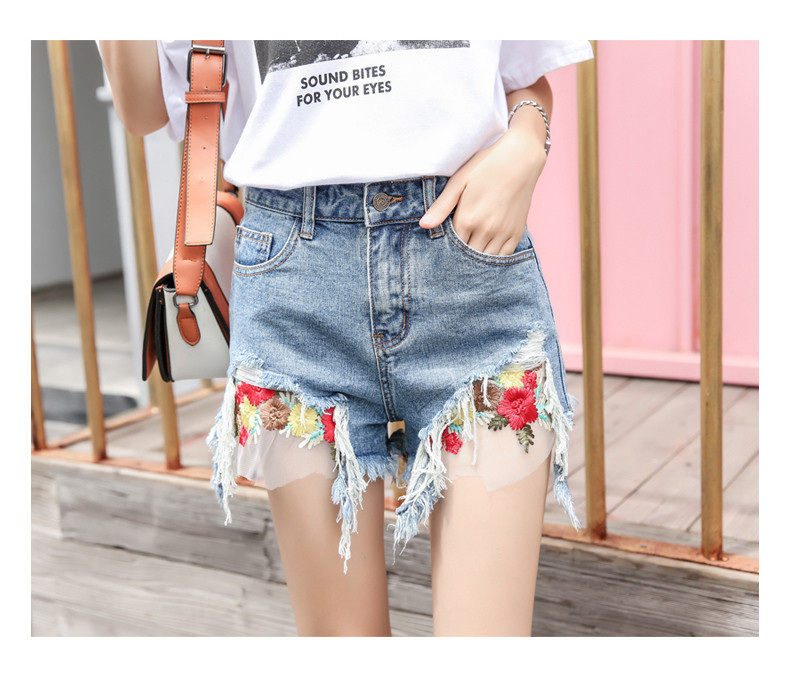 Aktuális női rövidnadrág két színben, hímzéssel