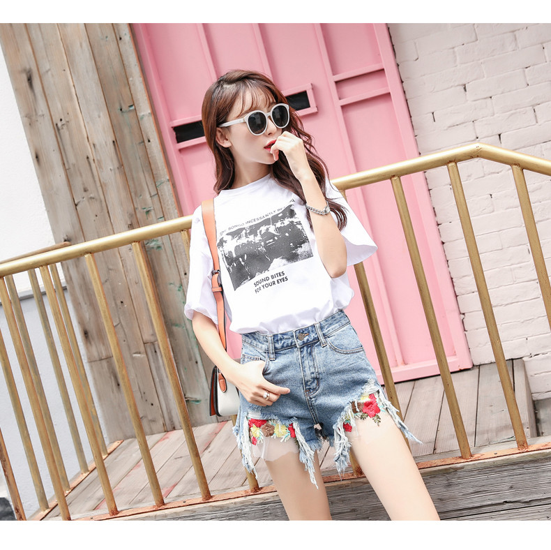 Aktuális női rövidnadrág két színben, hímzéssel