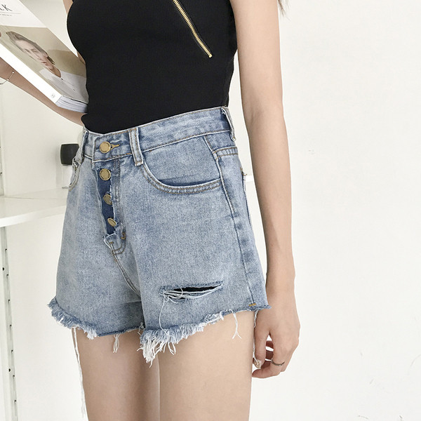 Актуални дамски къси панталони в светъл цвят с висока талия