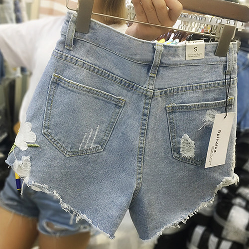 Стилни дамски къси панталони с флорални мотиви в светъл цвят