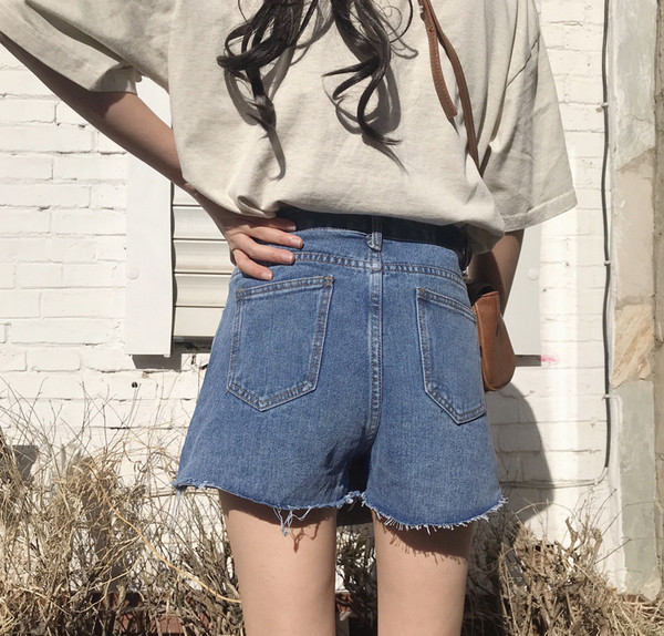 Пола-панталон в светъл цвят с копчета