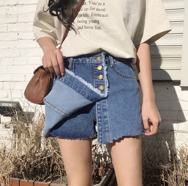 Пола-панталон в светъл цвят с копчета