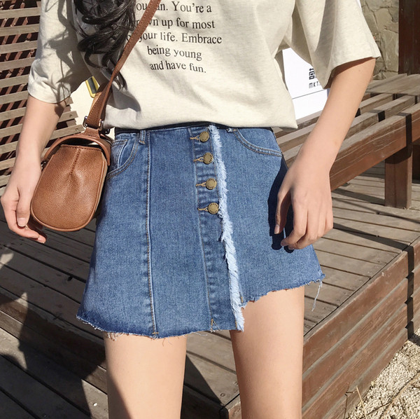 Пола-панталон в светъл цвят с копчета