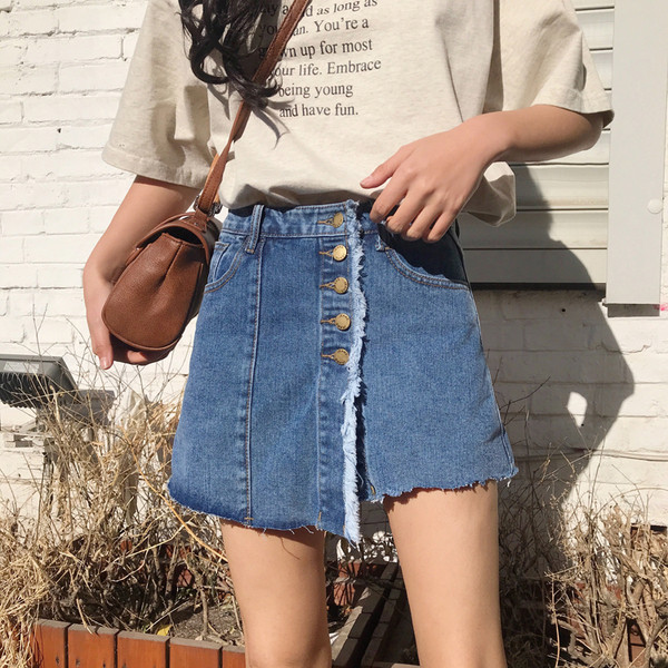 Пола-панталон в светъл цвят с копчета