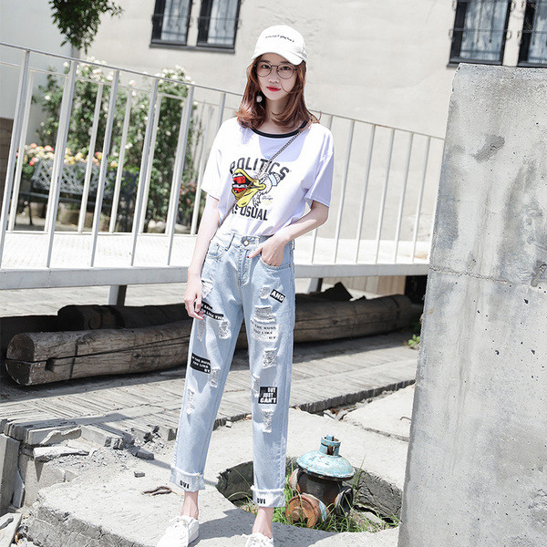 Modern, világos színű női farmer, rátéttel, magas derékkal