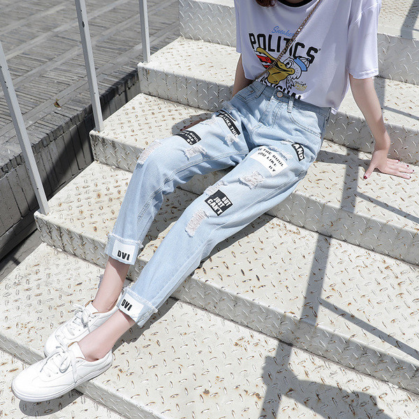 Modern, világos színű női farmer, rátéttel, magas derékkal