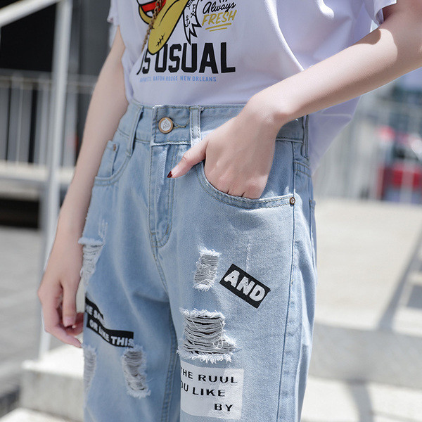 Modern, világos színű női farmer, rátéttel, magas derékkal