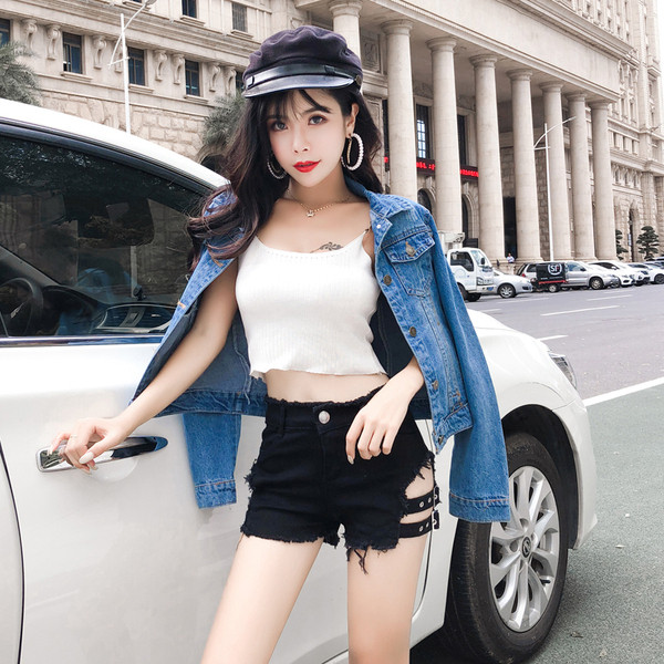 Aktuális női rövidnadrág szakadt motívumokkal