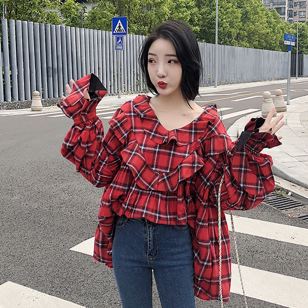 Μοντέρνα γυναικεία  μπλούζα - ευρύ μοτίβο σε κόκκινο και μπλε χρώμα