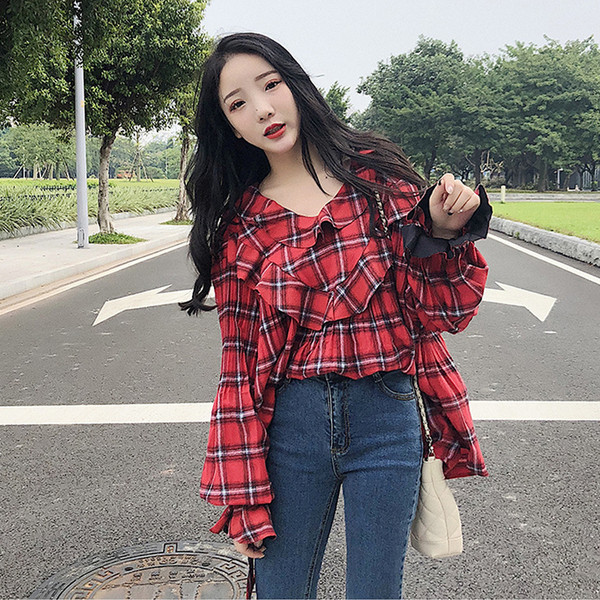 Μοντέρνα γυναικεία  μπλούζα - ευρύ μοτίβο σε κόκκινο και μπλε χρώμα