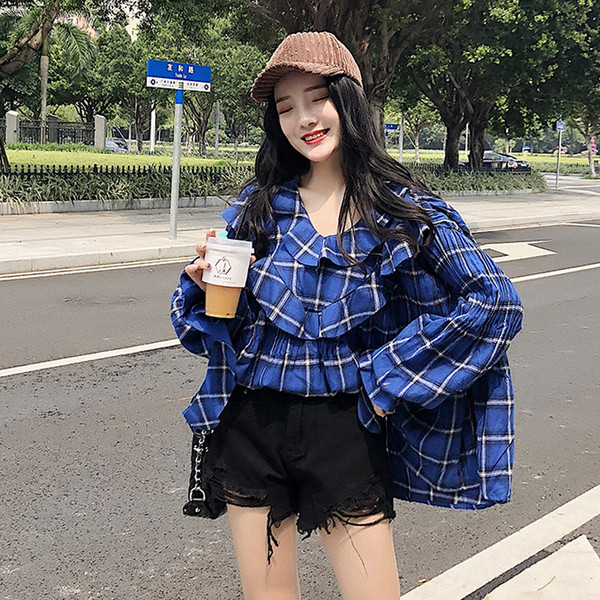 Μοντέρνα γυναικεία  μπλούζα - ευρύ μοτίβο σε κόκκινο και μπλε χρώμα