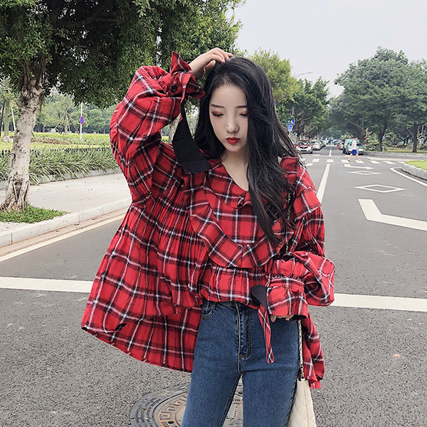 Μοντέρνα γυναικεία  μπλούζα - ευρύ μοτίβο σε κόκκινο και μπλε χρώμα