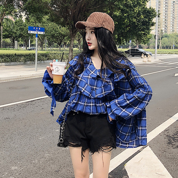 Μοντέρνα γυναικεία  μπλούζα - ευρύ μοτίβο σε κόκκινο και μπλε χρώμα