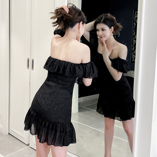 Stílusos fekete női ruha csupasz váll