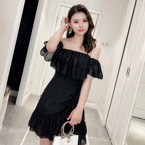 Stílusos fekete női ruha csupasz váll