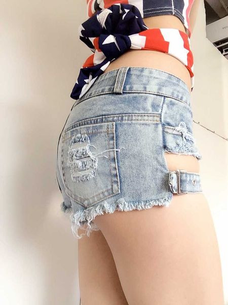 Női extravagáns rövidnadrág világoskék színben