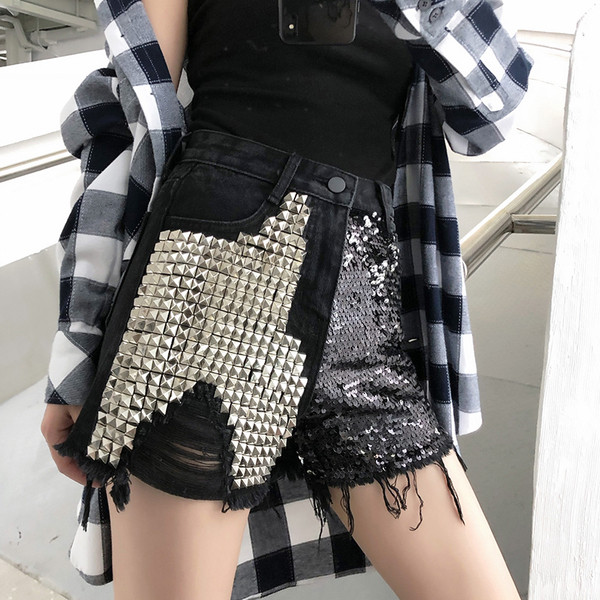 НОВО Модерни дамски къси дънкови панталони в черен цвят с капси и пайети