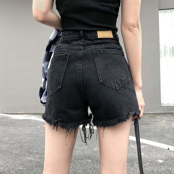 НОВО Модерни дамски къси дънкови панталони в черен цвят с капси и пайети