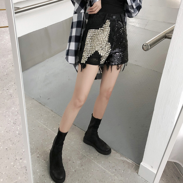 НОВО Модерни дамски къси дънкови панталони в черен цвят с капси и пайети