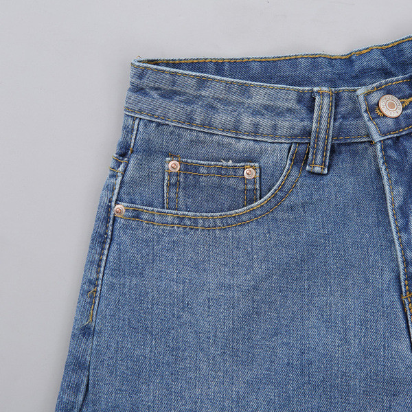 Актуални дамски дънкови панталони с разкъсани мотиви