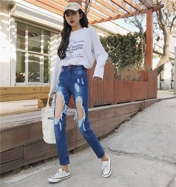 ÚJ Modern női farmer kék színben, szakadt motívumokkal