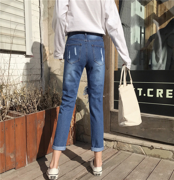 ÚJ Modern női farmer kék színben, szakadt motívumokkal