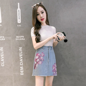 Női modern farmerszoknya virágos motívumokkal, világos színben