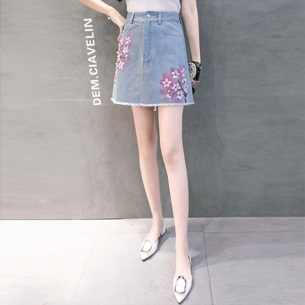 Női modern farmerszoknya virágos motívumokkal, világos színben