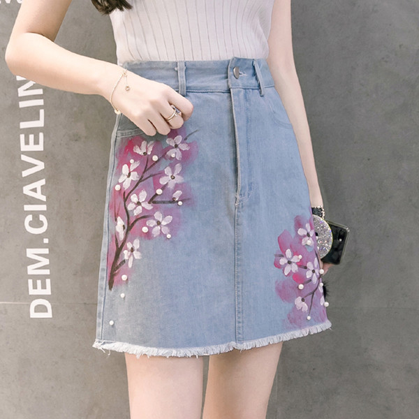 Női modern farmerszoknya virágos motívumokkal, világos színben