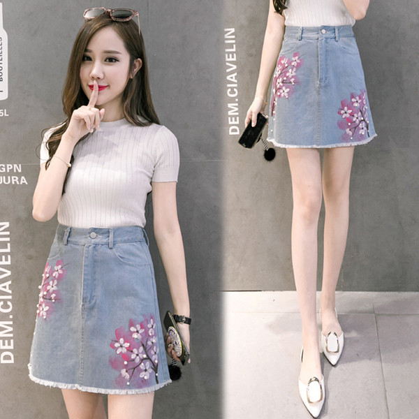 Női modern farmerszoknya virágos motívumokkal, világos színben