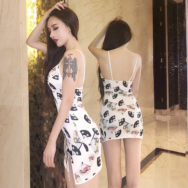 Női testhezálló ruha fehér rátéttel