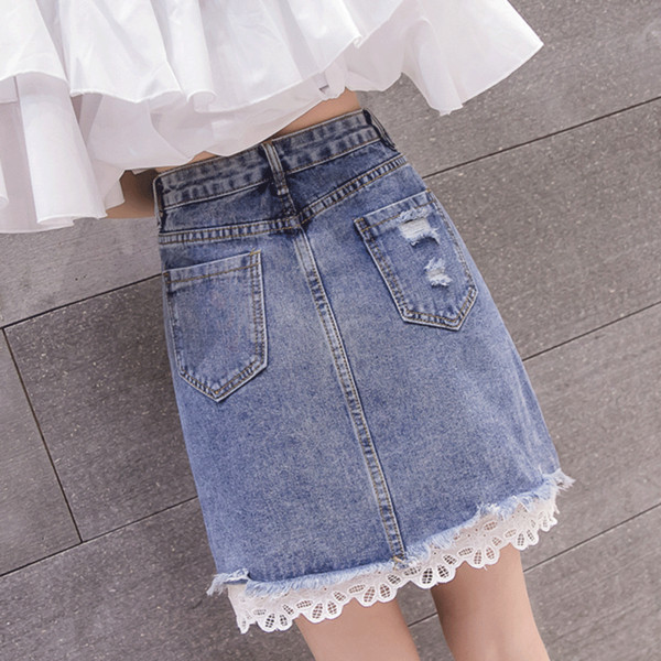 Μοντέρνα γυναικεία φούστα σε ανοιχτό χρώμα με δαντέλα και ψηλή μέση