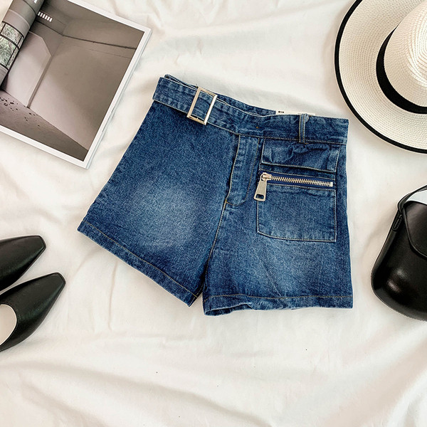 Női farmer rövidnadrág övvel