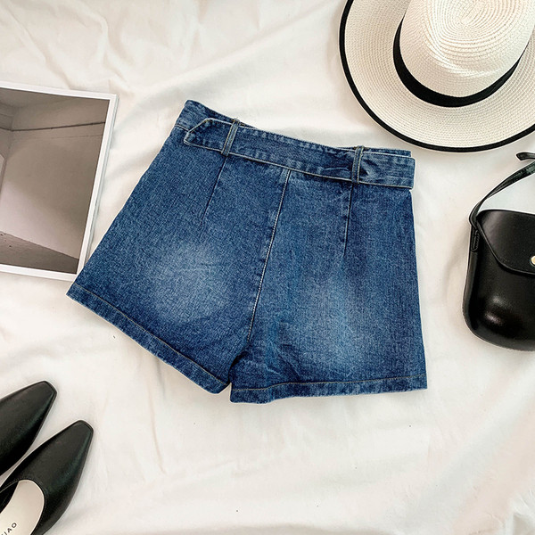 Női farmer rövidnadrág övvel